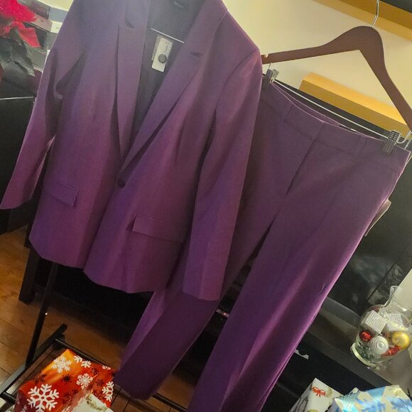 Business suit - Picture 2 of 16